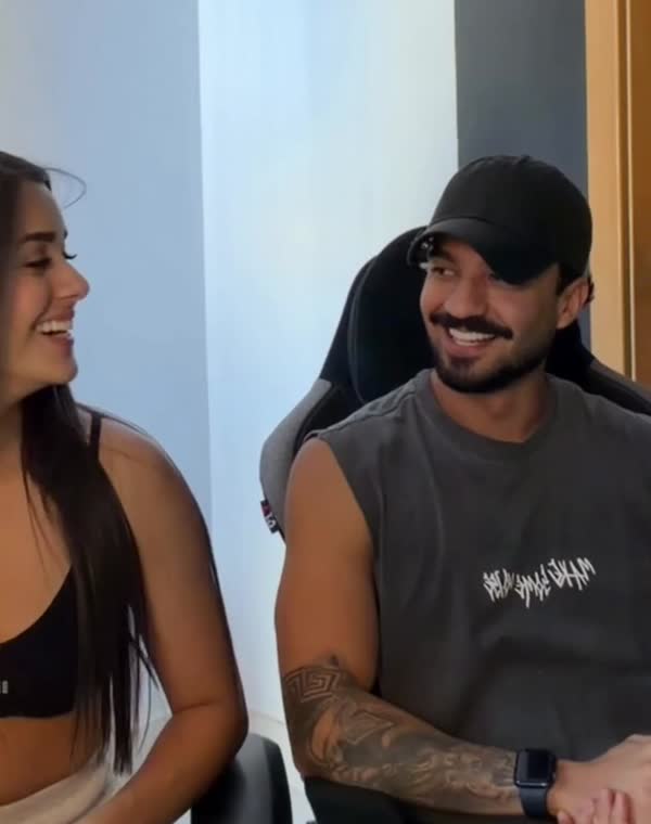 O casal no sofá