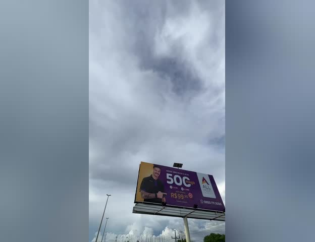 Outdoor com o rosto do Jhonathan