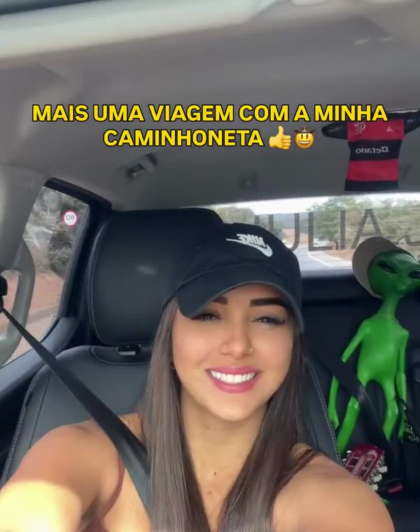 Júlia dirigindo a caminhonete